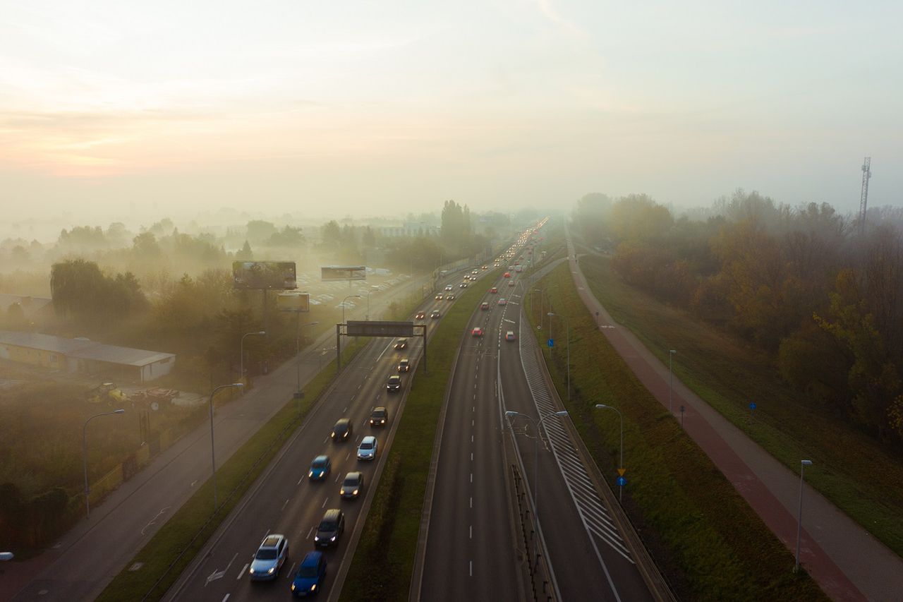 Pogoda w Polsce. Utrudnienia na drogach. IMGW wydaje ostrzeżenia