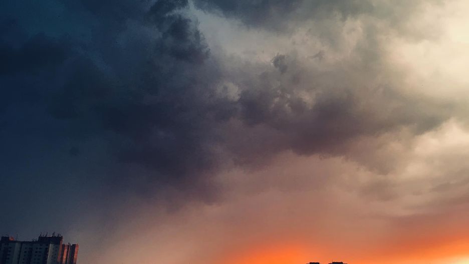 RCB wydało ostrzeżenia przed burzami dla dziesięciu województw