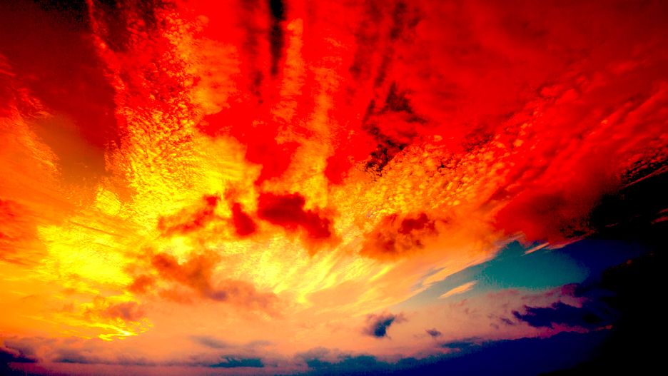 Nietypowy kolor nieba podczas dzisiejszego zmierzchu to efekt saharyjskiego pyłu, który dotarł nad Polskę.