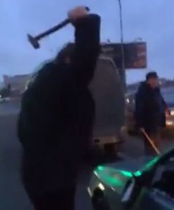 #dziejesiewmoto: drogowy agresor młotkiem zniszczył auto na środku ulicy