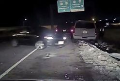 #dziejesiewmoto: rozpędzone auto uderza w zaparkowane na poboczu pojazdy