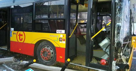 Autobus zjechał z trasy i spowodował ogromne szkody. "Nieuwaga kierowcy"