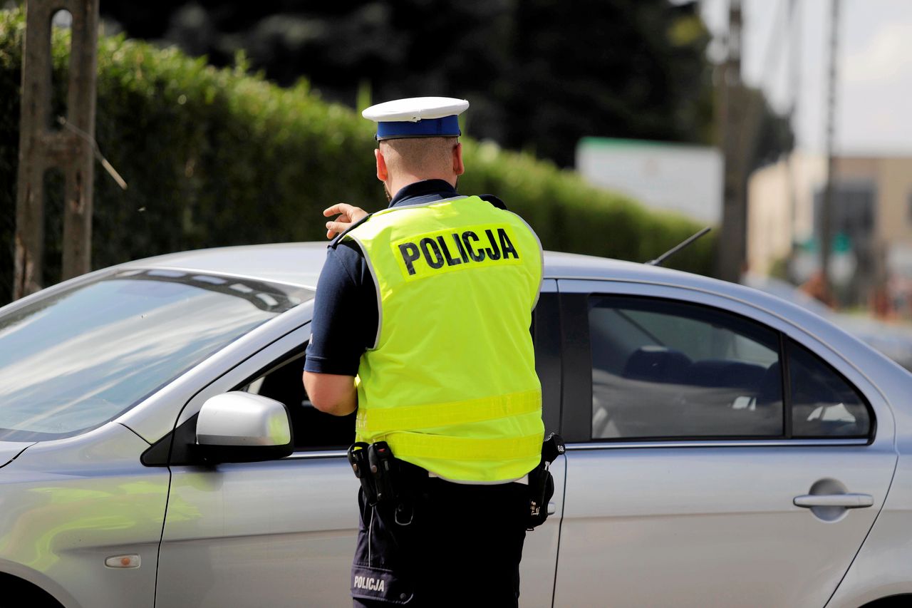 Pędził przez miasto i łamał przepisy. Potem dziękował policji za pomoc