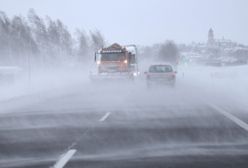 Bardzo trudne warunki drogowe w całym kraju. IMGW ostrzega