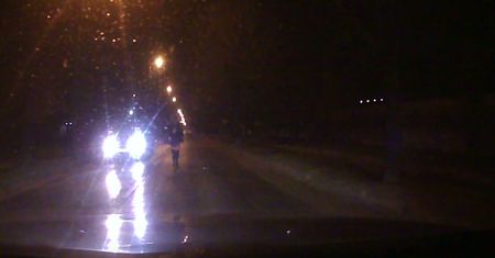 Dziewczyna zatrzymała auto. Nie zamierzała zejść z drogi