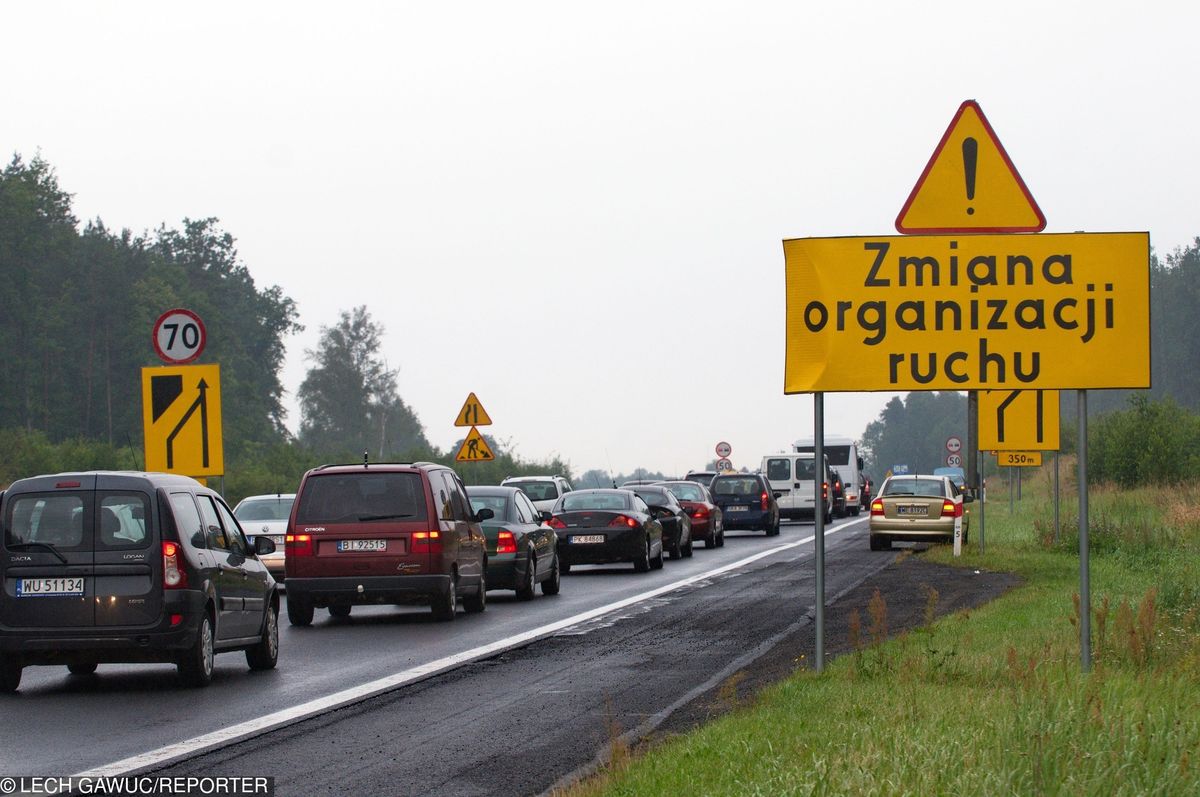 Dwa lata na wprowadzenie prostego przepisu to za mało. Jazda na suwak to dalej kwestia uprzejmości