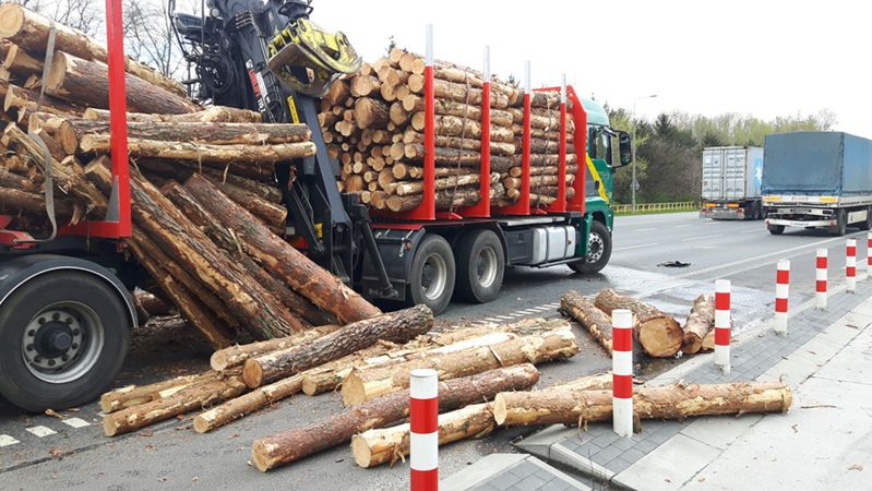  Wypadek z udziałem ciężarówki transportującej drewno