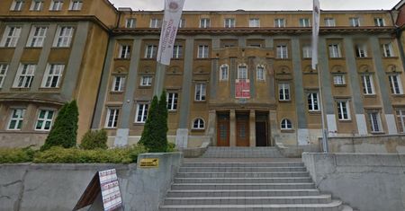 Uczeń w Głogowie przystawił nauczycielowi atrapę broni do głowy. Wycelował w sufit i strzelił