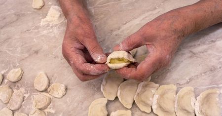 Babciny trik na lepienie pierogów. Jest błyskawiczny i niezwykle wygodny nawet dla amatora