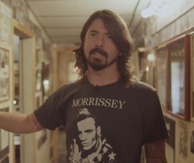 Sześć śrub w nodze Dave'a Grohla