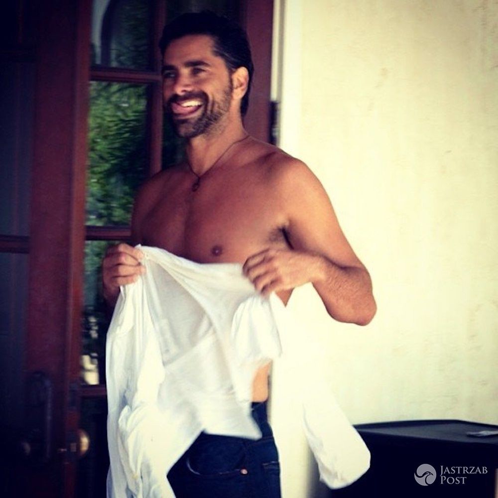 John Stamos bez koszulki
