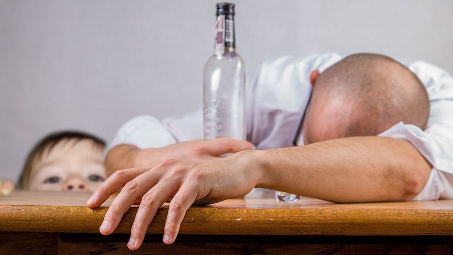 Alkohol w młodym wieku ma poważne konsekwencje dla zdrowia