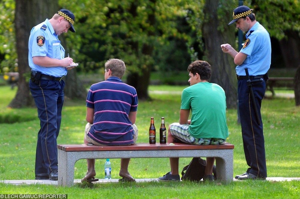 Picie alkoholu w plenerze. Kolejne obostrzenia