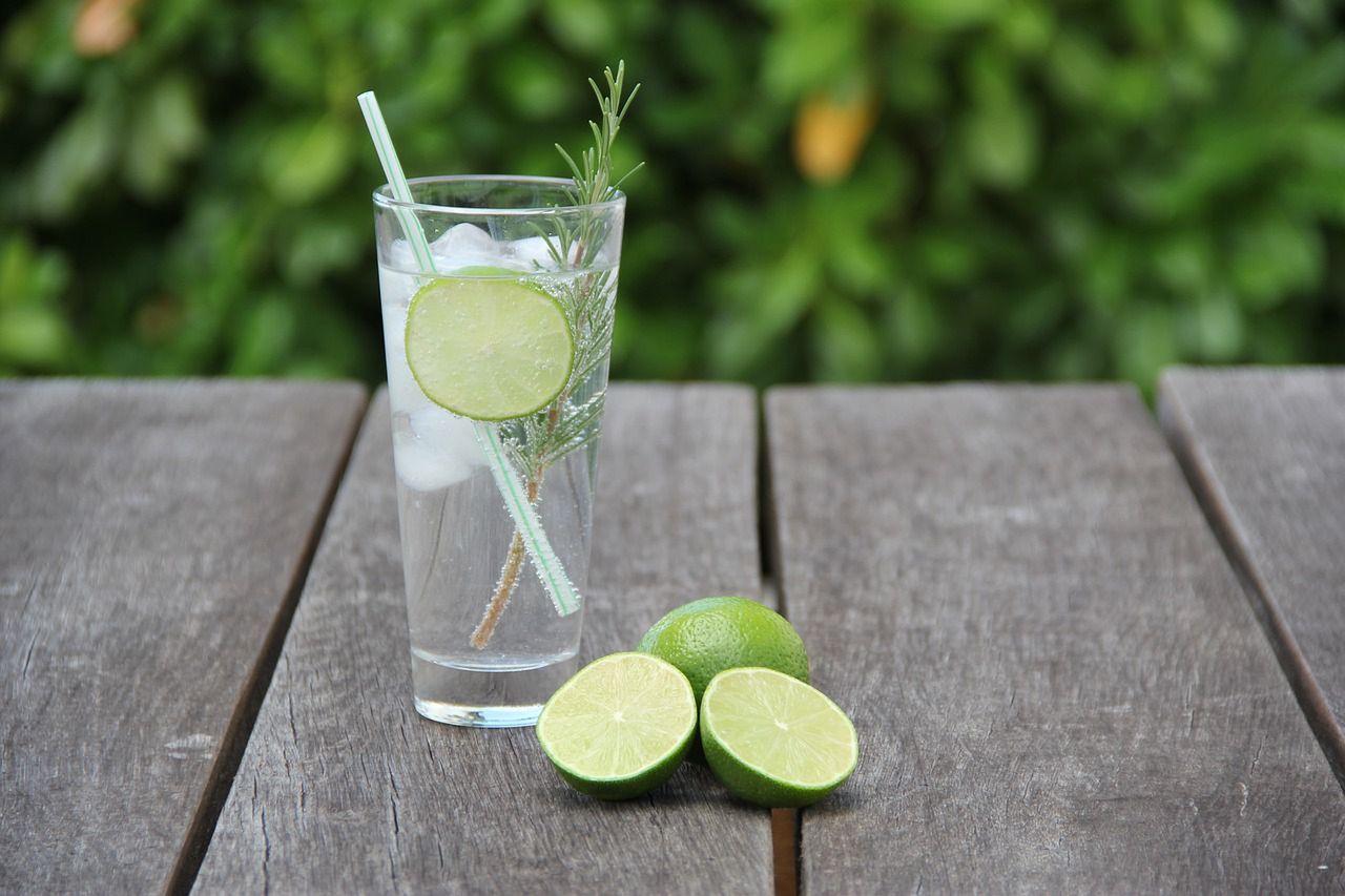 Najbardziej popularny drink z ginem powstaje przez wymieszanie tego alkoholu z tonikiem i limonką