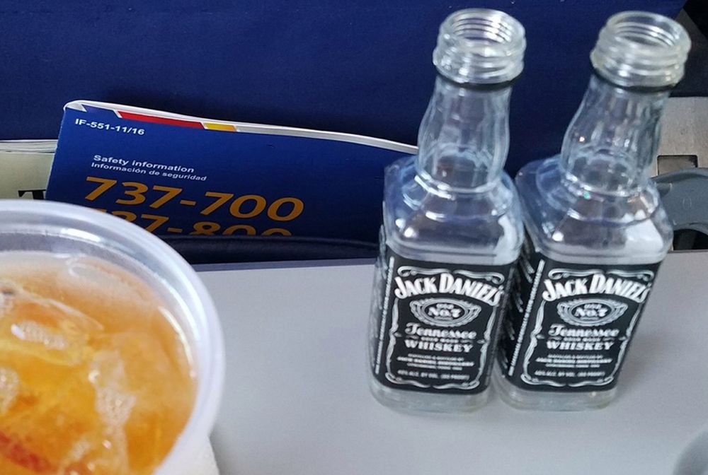 Zakaz picia alkoholu w samolotach. Hiszpańskie kurorty mają dość pijanych w sztok turystów