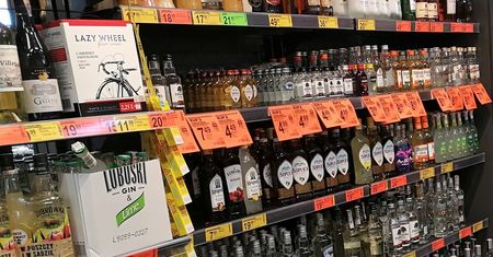 Promocja alkoholu w sklepach: Rośnie udział rumu i ginu. Cydr notuje duży spadek, za nim – koniak i wódka