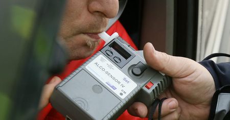 Ależ tupet! Pijany kierowca dopijał wódkę przy drogówce