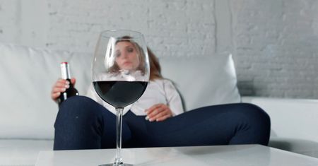 Po alkoholu wypisywała do partnerów dziwne wiadomości. Ten nawyk zrujnował jej życie miłosne