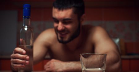 "Upił się i złapał moją mamę za pupę". Gdy pijany facet robi ci wstyd