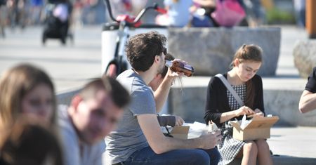 Koronawirus w Warszawie. Koniec z piciem alkoholu nad Wisłą