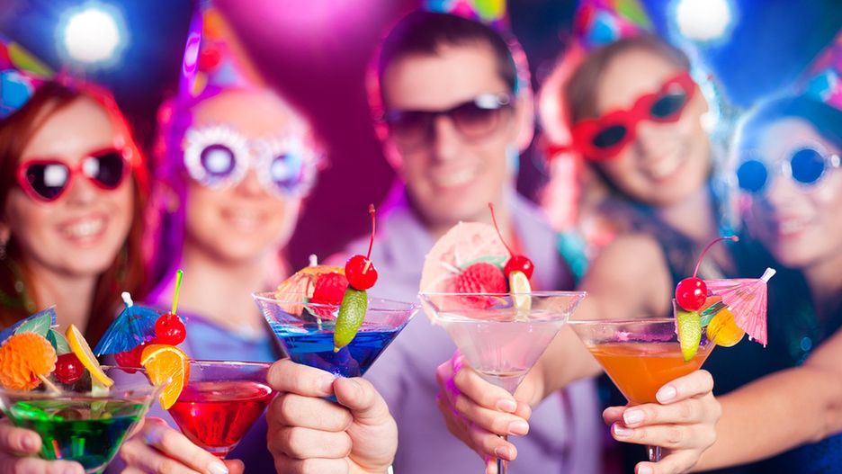 Wesoły melanż i kolorowe drinki