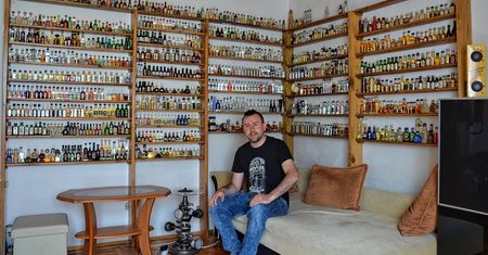 Zbiera miniaturowe alkohole. "Małpki" to dla Adama świętość