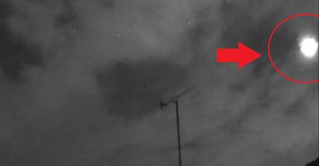 Londyn. Ognista kula pojawiła się na nocnym niebie. Świadkom udało się to nagrać [WIDEO]