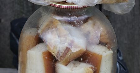 Ułóż ją ciasno w słoiku i zasyp grubą warstwą soli. Domowa solona słonina to powrót do przeszłości