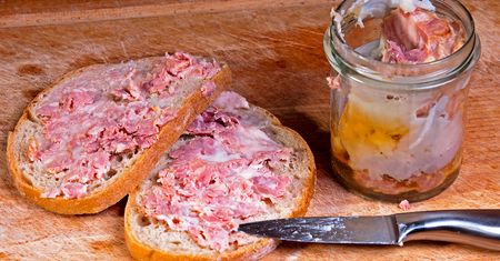 Kiełbasa w słoiku znowu na topie. Nie kupuj, lepiej zrób ją sam