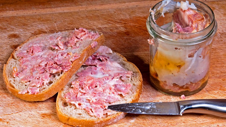 Kiełbasa w słoiku wraca do łask, czego dowód znajdziemy na sklepowych półkach. Bez trudu przygotujemy ją również w domu.