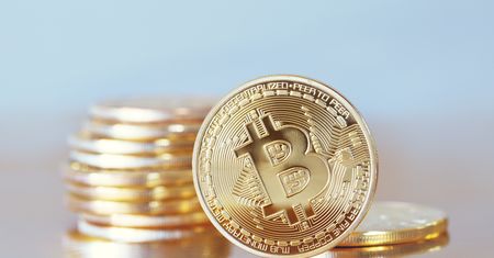 Kto inwestuje w bitcoiny, ma za sobą nerwowy dzień. Pęknięcie bańki spekulacyjnej coraz bliżej?