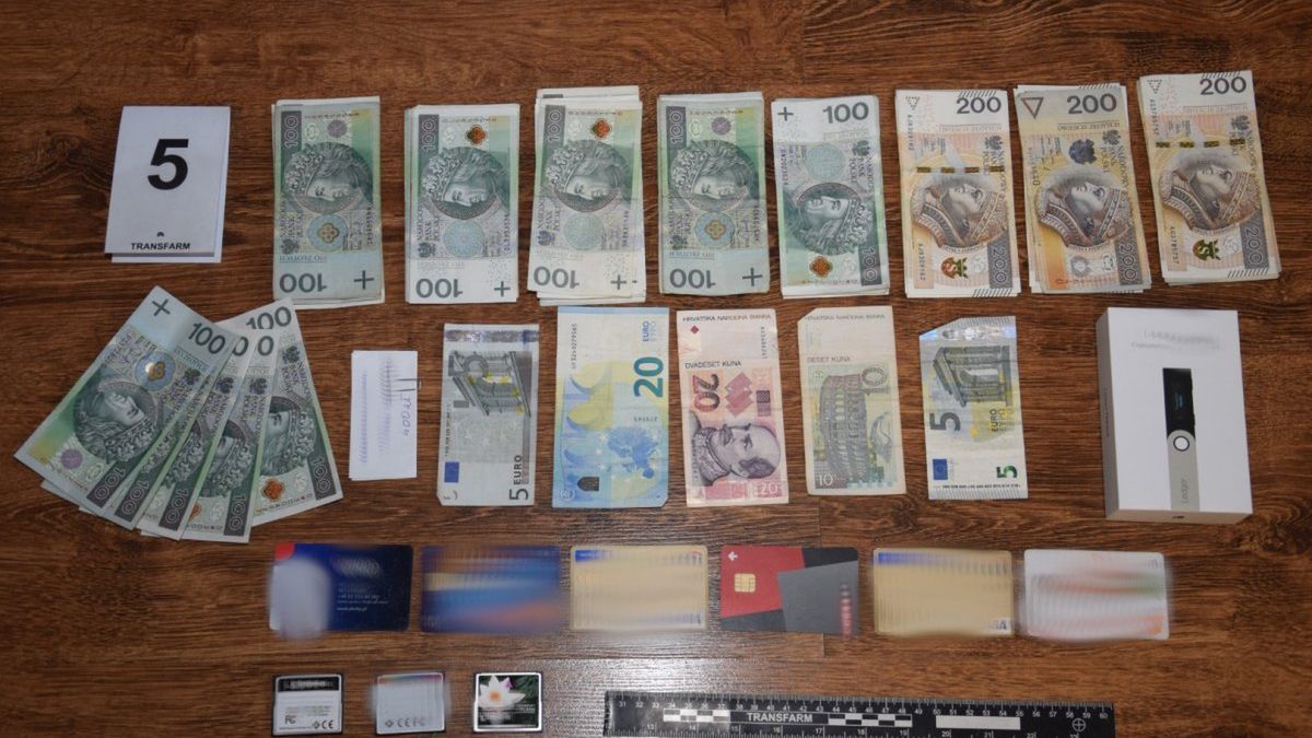 Policja zabezpieczyła 600 tys. złotych w gotówce.