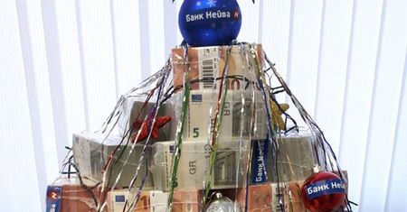 Taka choinka tylko w Rosji. Bank zrobił drzewko z milionów euro i dolarów