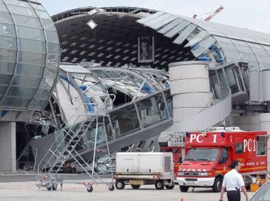 Mniej ofiar w wypadku na paryskim lotnisku