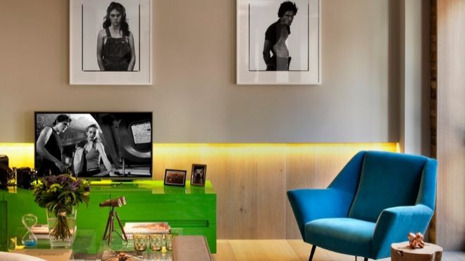 W salonie fotel gra główną rolę, spełniając nie tylko funkcje użytkowe, ale także stając się ozdobą pomieszczenia.