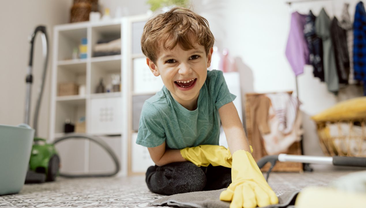 Jak zachęcić dziecko do sprzątania pokoju fot. freepik