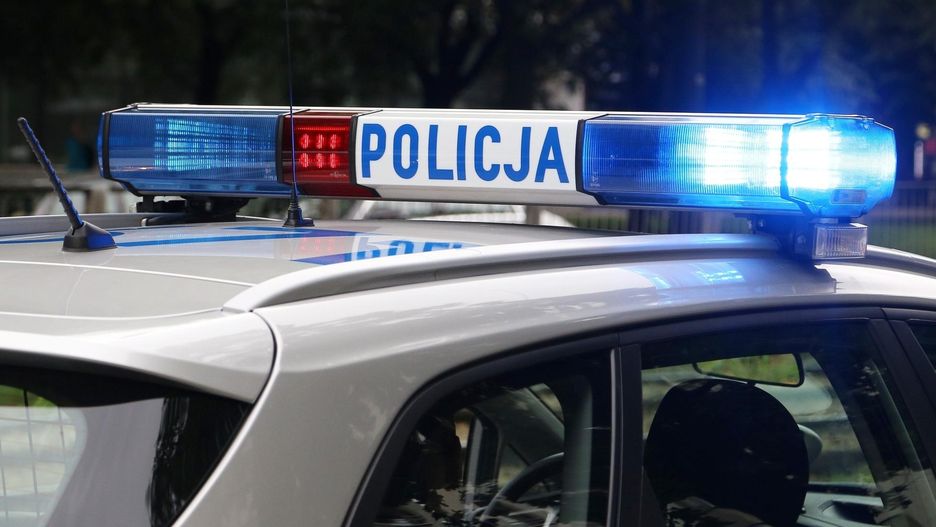 Bezprawnie używają sygnałów świetlnych. Internauci zwracają uwagę policjantom