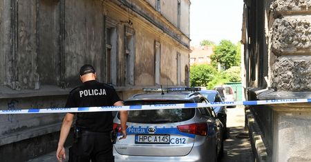 Trzymał się gzymsu jedną ręką. Desperata uratowali policjanci