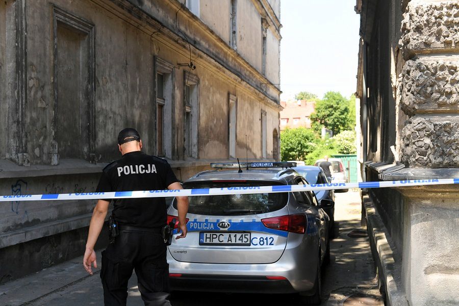 Trzymał się gzymsu jedną ręką. Desperata uratowali policjanci