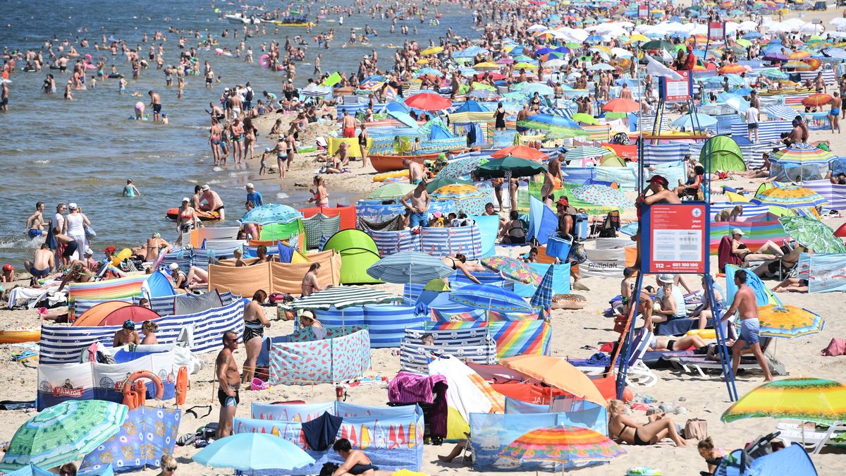 Plaża w Międzyzdrojach pod koniec lipca pękała w szwach.
