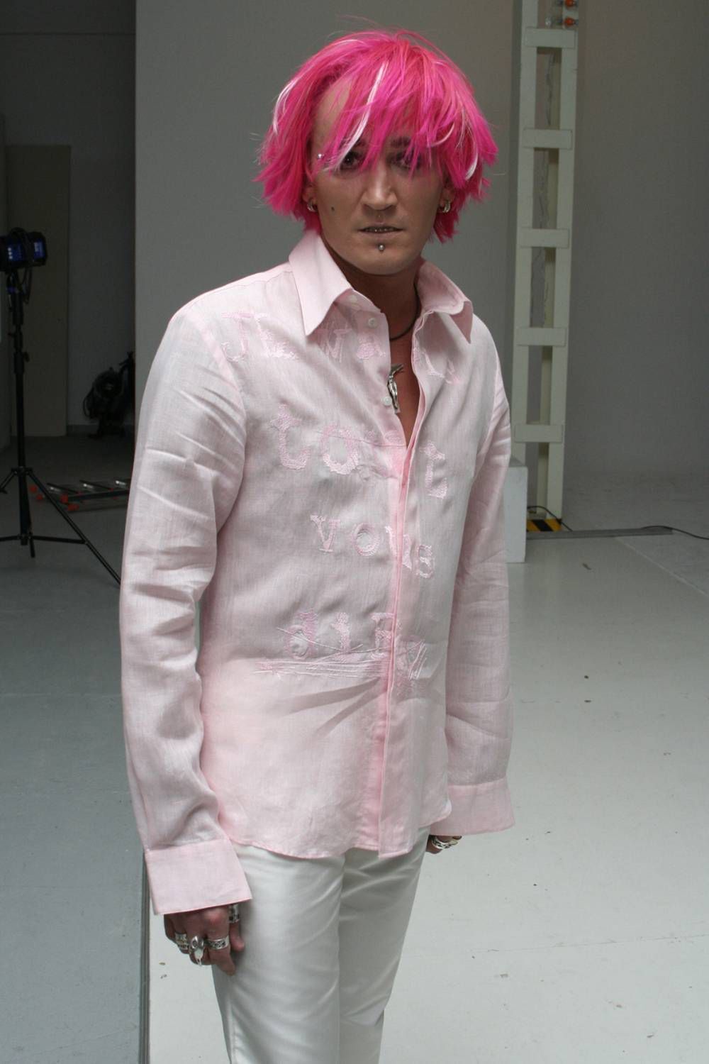 Michał Wiśniewski w różowych włosach