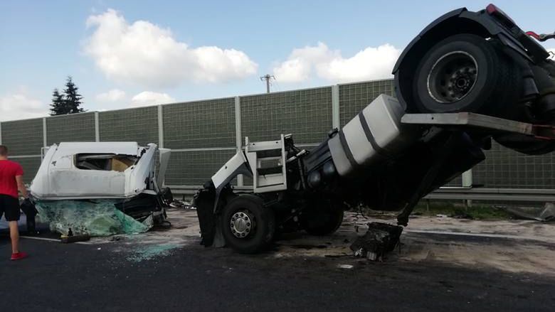 Na miejsce wysłano służby. Ruch jest kierowany na obwodnice