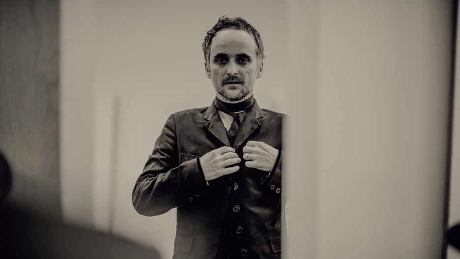 Artur Rojek prezentuje swoje piosenki w symfonicznej odsłonie