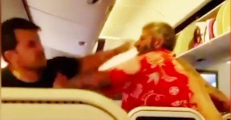 Brutalna bójka na pięści w samolocie. Wideo z tego zdarzenia podbija sieć