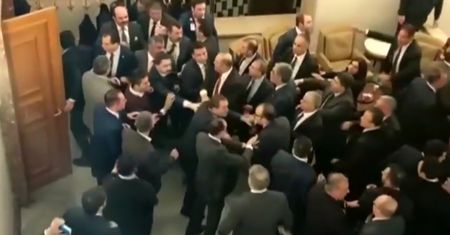 Miarka się przebrała. Bijatyka w parlamencie po przegłosowaniu kontrowersyjnego prawa
