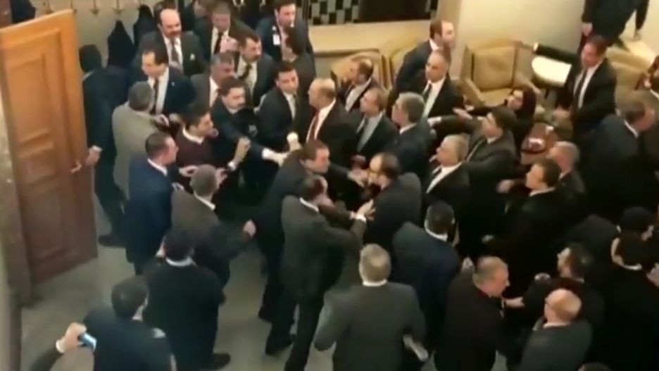 W tureckim parlamencie doszło do bijatyki po głosowaniu nad kontrowersyjną ustawą