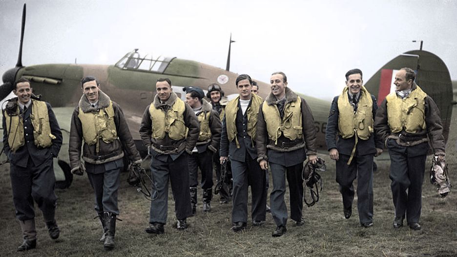 Jan Zumbach (z tyłu w pilotce) wśród innych pilotów Dywizjonu 303. Zdjęcie wykonane w czasie Bitwy o Anglię