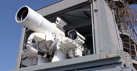 Amerykanie przetestowali pierwszą na świecie aktywną broń laserową. To nagranie udowadnia jej skuteczność