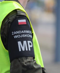 Transport kolejowy z pojazdami wojskowymi zahaczył o wiatę na stacji koło Torunia