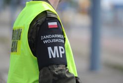 Transport kolejowy z pojazdami wojskowymi zahaczył o wiatę na stacji koło Torunia